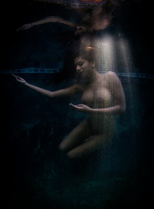 Devi_underwater-60e617d31e6e579ce4.jpg