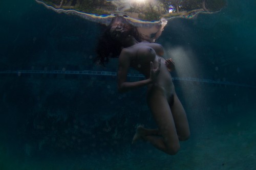 Devi_underwater-75253630a6ba7f6494.jpg