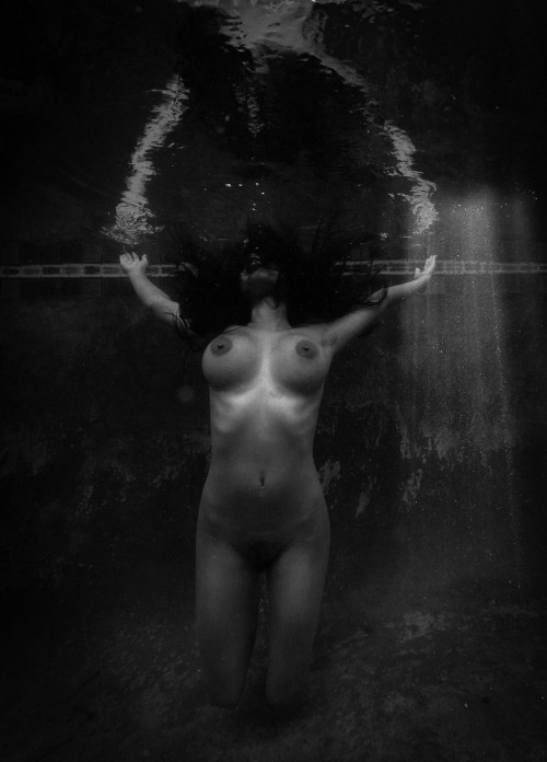 Devi_underwater_BW-03e3e46d86e2b69840.jpg