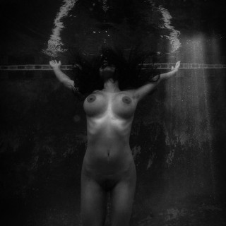 Devi_underwater_BW-03e3e46d86e2b69840