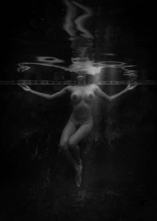 Devi_underwater_BW-0437dcf7bd1745fb00.jpg