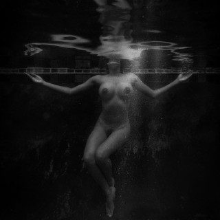 Devi_underwater_BW-0437dcf7bd1745fb00