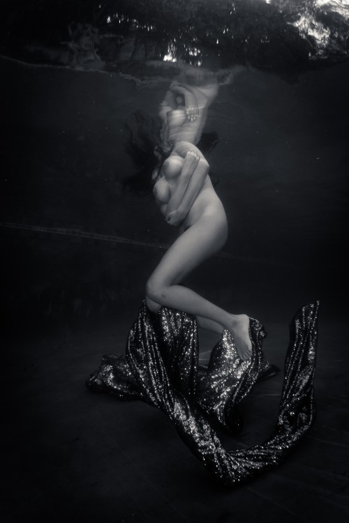 Devi_underwater_BW-1430dfaced2b7c9c69.jpg