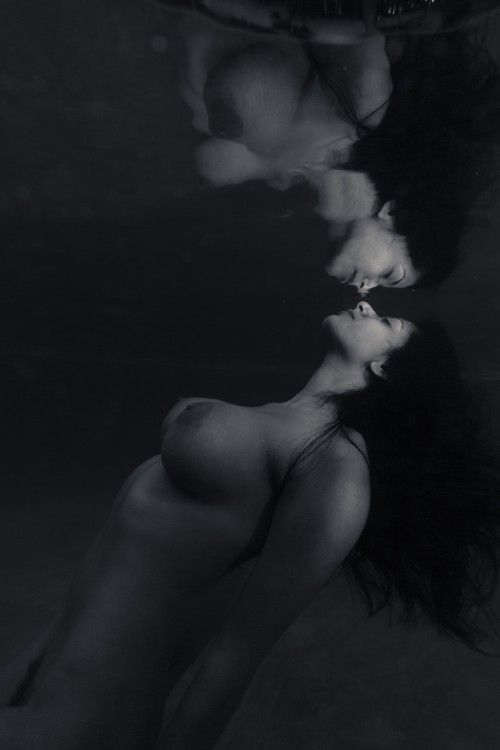 Devi_underwater_BW-16e81ac5b6f3106b21.jpg
