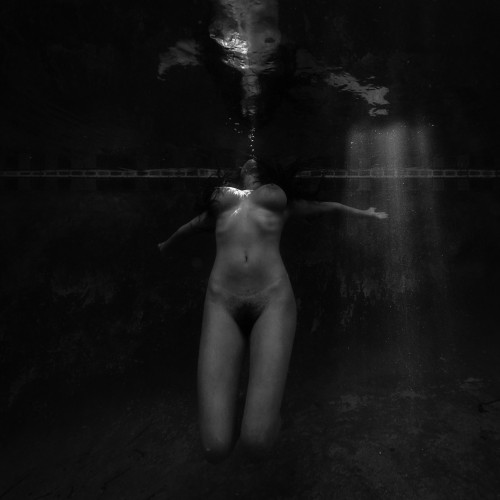 Devi_underwater_BW-2059860cfe445471e8.jpg