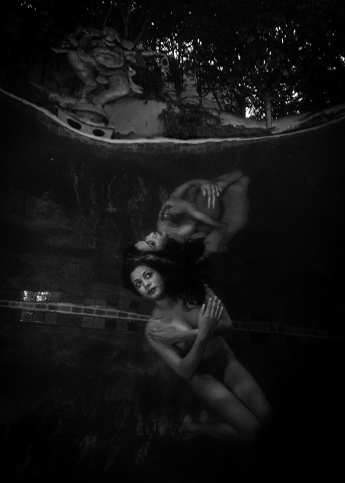 Devi_underwater_BW-2795c389ddb96a5a4b.jpg