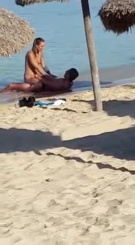 Dos-sin-verguenzas-follando-en-una-playa-de-mayorka9fd88b96ac60923a.mp4