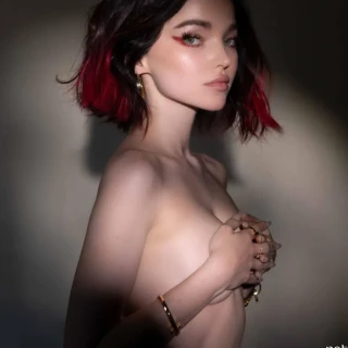 Dove-Cameron-R009f7453b844710f2f3