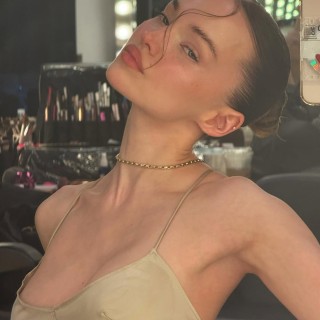 Dove-Cameron-R015159f353baa8781fb