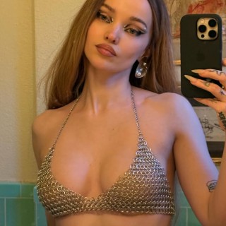 Dove-Cameron-R0235e919ea9a41074b2