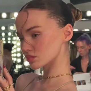 Dove-Cameron-R02447f3a4febcca602a