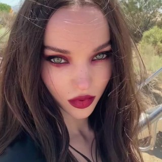 Dove-Cameron-R03516fc02827f4e52ec