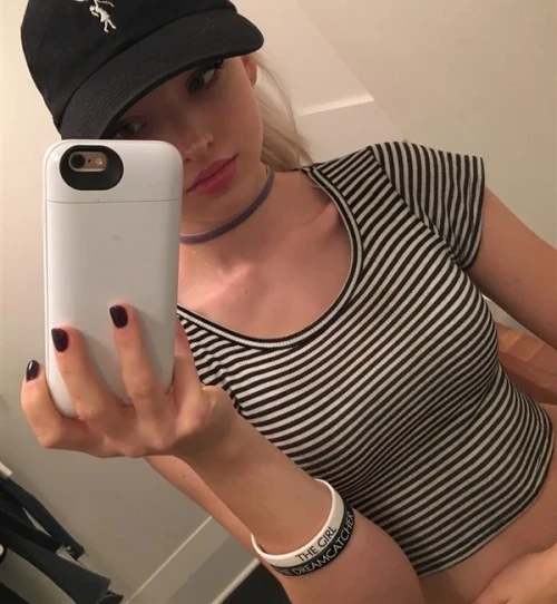 Dove Cameron R046