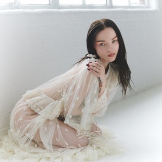 Dove-Cameron-R0625af7e0fa536bb5e6