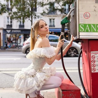 Dove-Cameron-R0786bb75a109f4be537