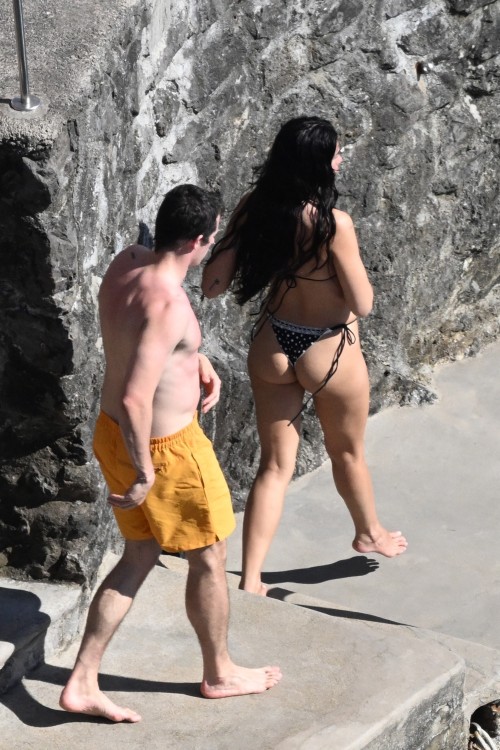 Dua_Lipa_in_bikini_swim_in_Amalfi_Coast__Italy_06-29-202500344c1a7e316e5c41db.jpg