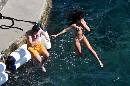 Dua_Lipa_in_bikini_swim_in_Amalfi_Coast__Italy_06-29-2025007826425720e129271a.jpg