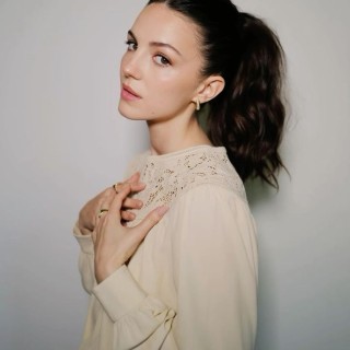 Ella-Hunt-R037