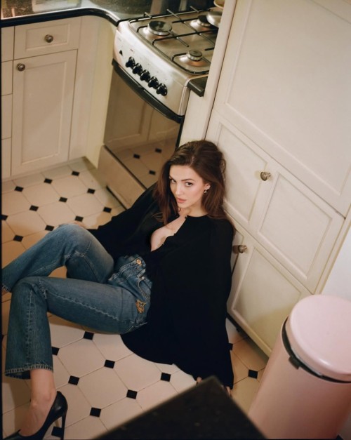 Ella-Hunt-R076.jpg