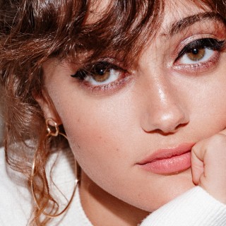 Ella-Purnell-R011