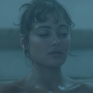 Ella-Purnell-R058