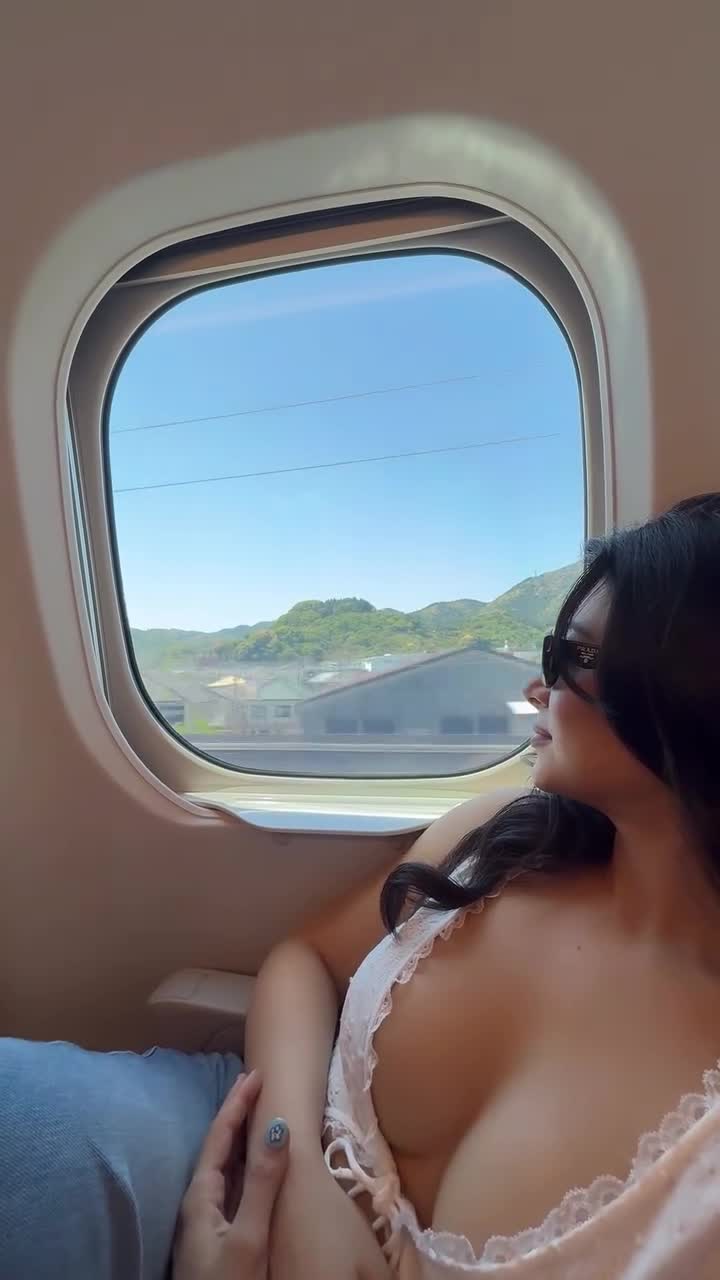 Emeraude-Toubia-R021d9d0bc5814dd386e.mp4
