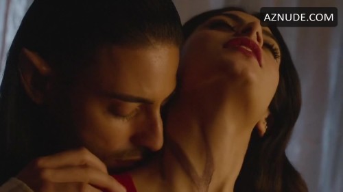 Emeraude-Toubia-R0263bc3ec5c371723f2.mp4