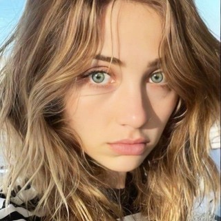Emily-Rudd-R0182e423d4fb052cc37