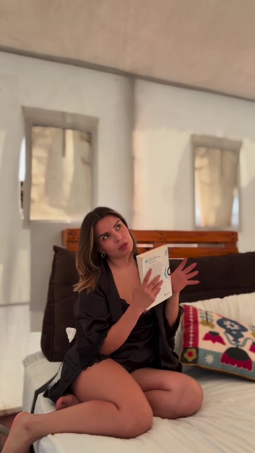 Empece-a-leer-y-termine-en-una-novela-de-mi-propia-cabeza--Mi-hermosa-pijama-de-gatalenceria-afc567d36faac3db.mp4