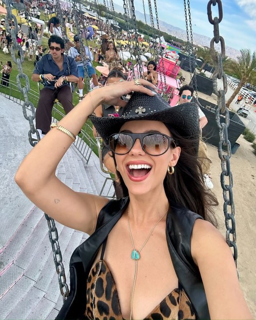 Festival-fun-in-the-sun-with-revolve-Love-partying-with-old-AND-new-friends-at-RevolveFestival-RevolvePartner-5b9a396d1e52d90d9.jpg