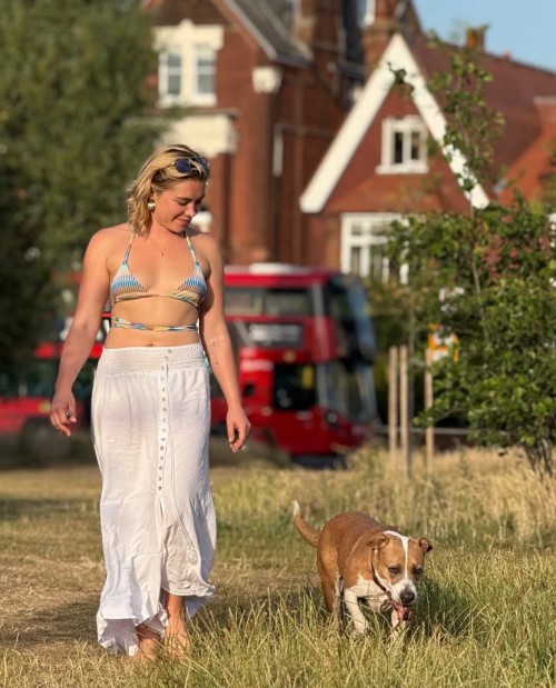 Florence-Pugh-R030b8aec7b0f1dc8f45.jpg