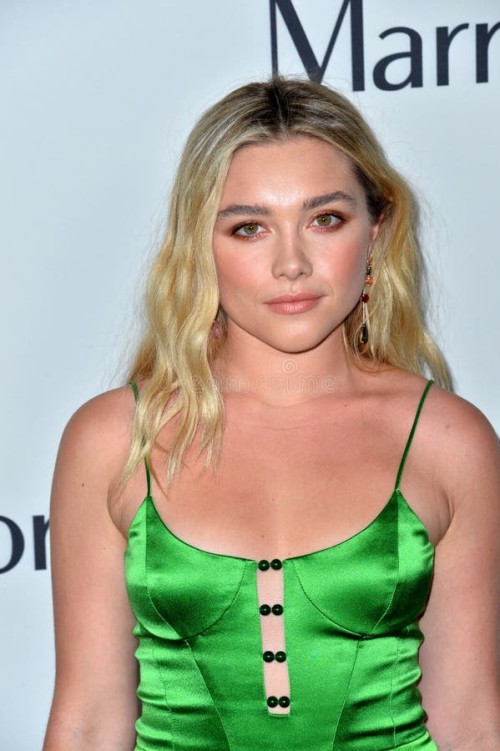 Florence-Pugh-R03533c6ef538162b75b.jpg