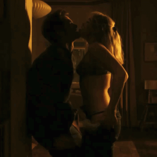 Florence-Pugh-R036a2d63cf0dc5e55cf.gif