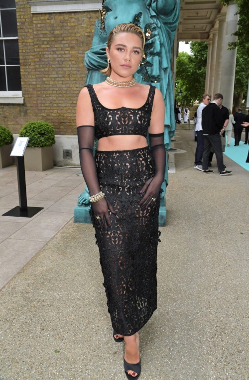 Florence-Pugh-R044e58de09330be88a1.jpg
