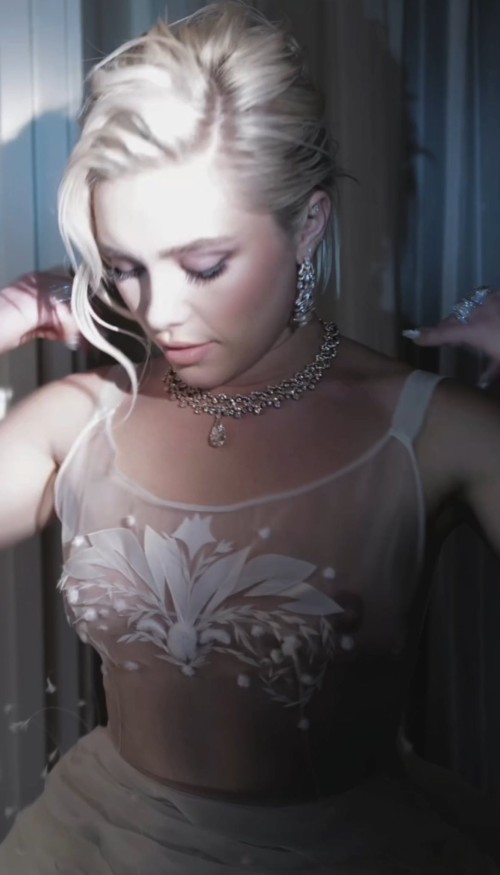 Florence-Pugh-R090ea3ee1e7d411bcfa.jpg