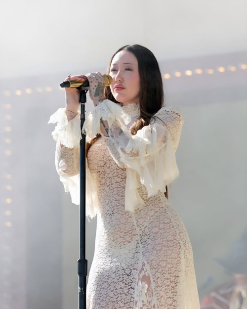Fotos-von-Noah-wahrend-My-Fault-live-bei-Shaboozeys-Coachella-Set-gestern-_via-Just-Jared-noahcyrus-cyrens-cyrus.heic7b9d20a40b141a5e.jpg