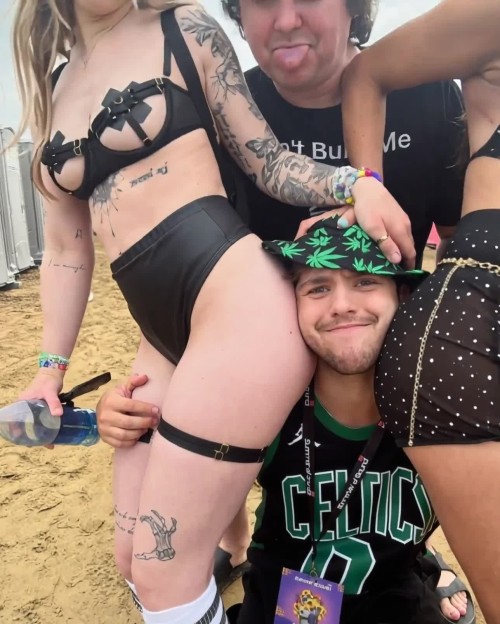 Galaxy_POV-shot-of-the-camera-moving-very-low-and-zooming-in-very-close-behind-the-leftbe1df863d7e65ca6.mp4