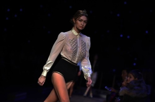 Gigi-Hadid-Braless-1-624x410c5057f12c54c6766.jpg