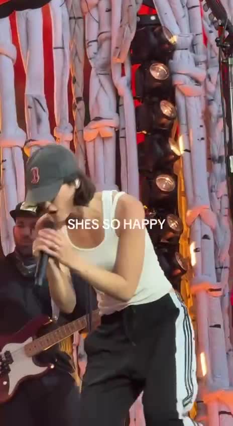 Gracie-Abrams-R027.mp4