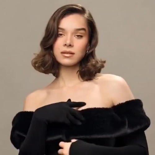Hailee Steinfeld F111