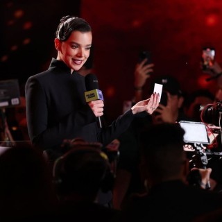 Hailee-Steinfeld-R020