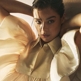 Hailee-Steinfeld-R026