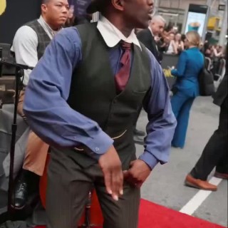 Hailee-Steinfeld-R027