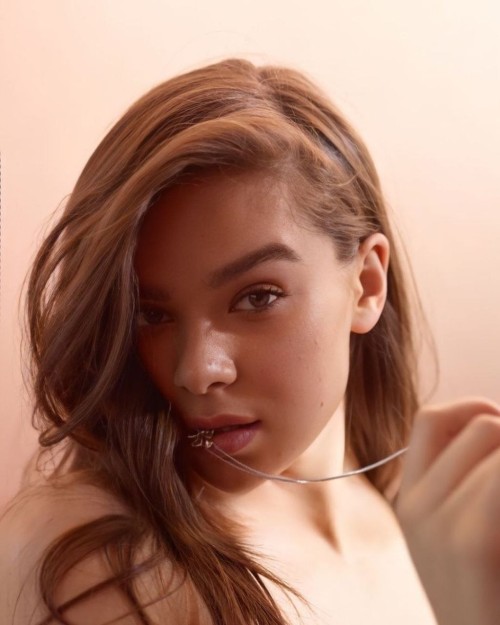 Hailee-Steinfeld-R032.jpg