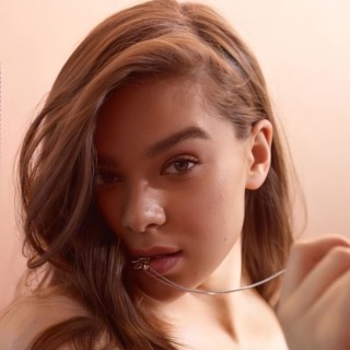 Hailee-Steinfeld-R032
