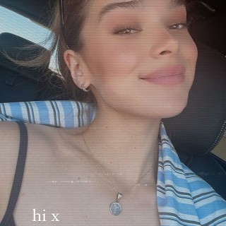 Hailee-Steinfeld-R034