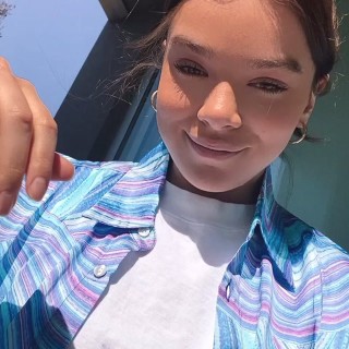 Hailee-Steinfeld-R035