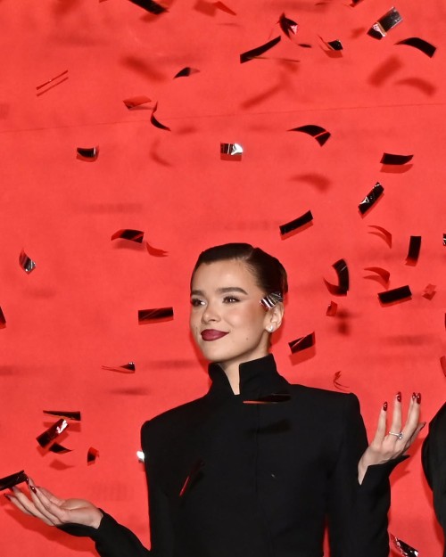 Hailee Steinfeld R037