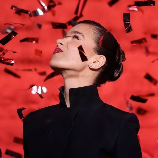 Hailee-Steinfeld-R040