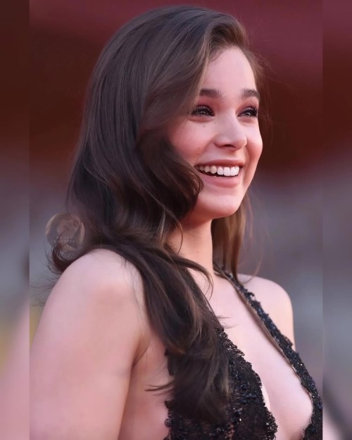 Hailee-Steinfeld-R042.jpg